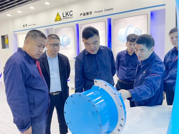 廣州塔山機械、廣州韓川液壓、江蘇靖江新世紀(jì)液壓、無錫密斯特智能裝備制造有限公司一行6人蒞臨力克川參觀交流2.jpg