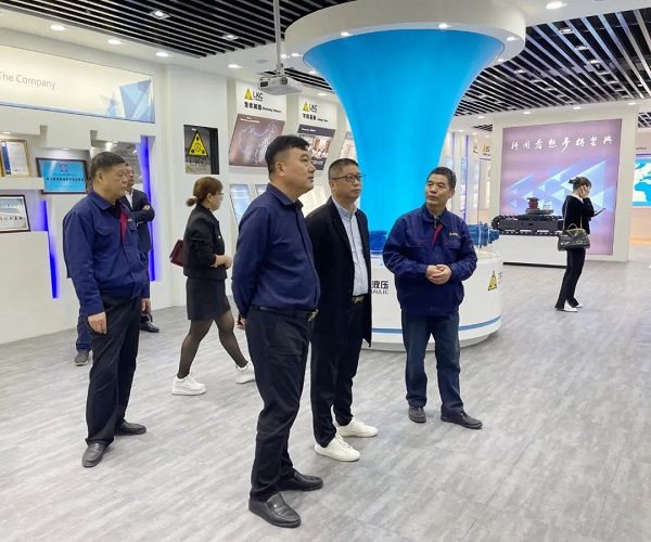 廣州塔山機械、廣州韓川液壓、江蘇靖江新世紀(jì)液壓、無錫密斯特智能裝備制造有限公司一行6人蒞臨力克川參觀交流3.jpg